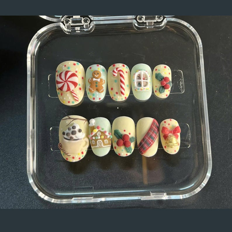 Mistletoe Christmas Nail Art